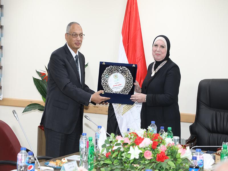 وزيرة التجارة والصناعة تفتتح عدد 29 معمل بفرع الهيئة بالدخيلة